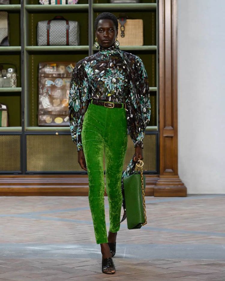 Коллекция Гуччи, зеленые брюки велюр и блуза с цветочными мотивами