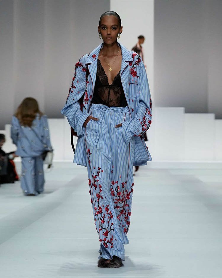 Dolce & Gabbana, брючный костюм с цветочным орнаментом и полупрозрачное боди