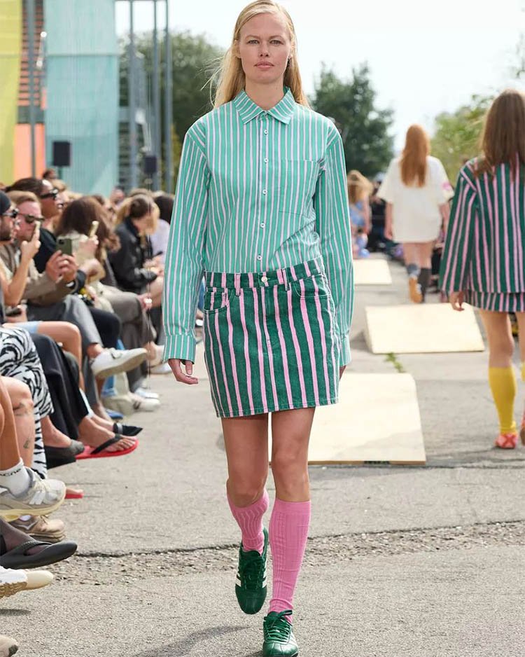 Коллекция Marimekko весна-лето 2026, юбка и рубашка в полоску