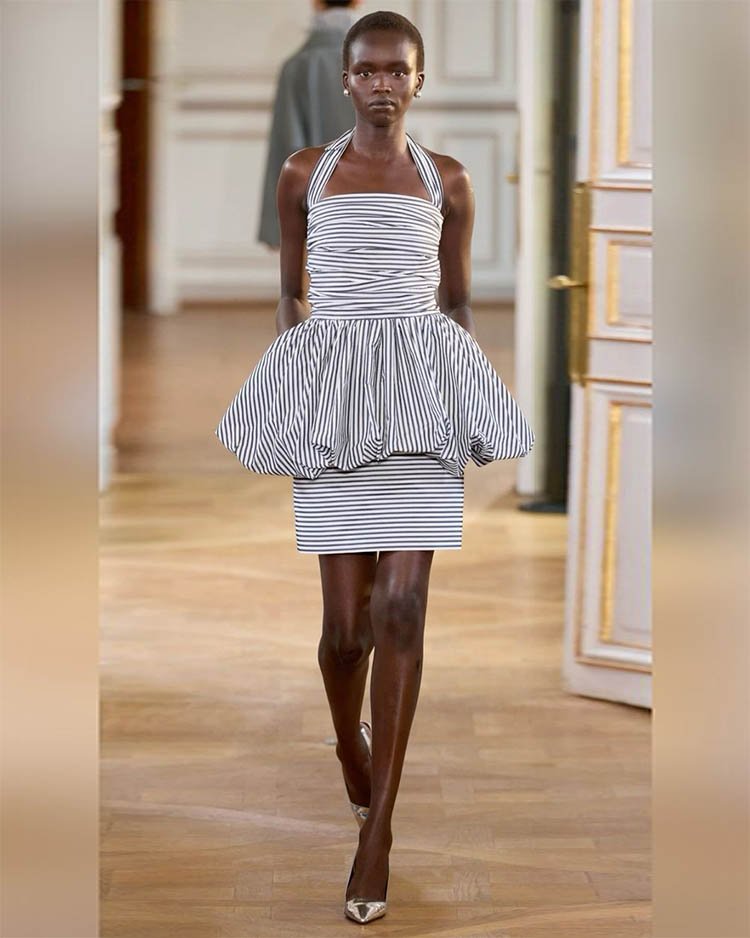 Коллекция Patou, короткое платье на бретелях в полоску