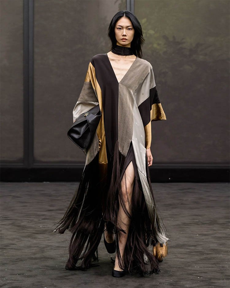 Коллекция Ferragamo, платье в бахромой