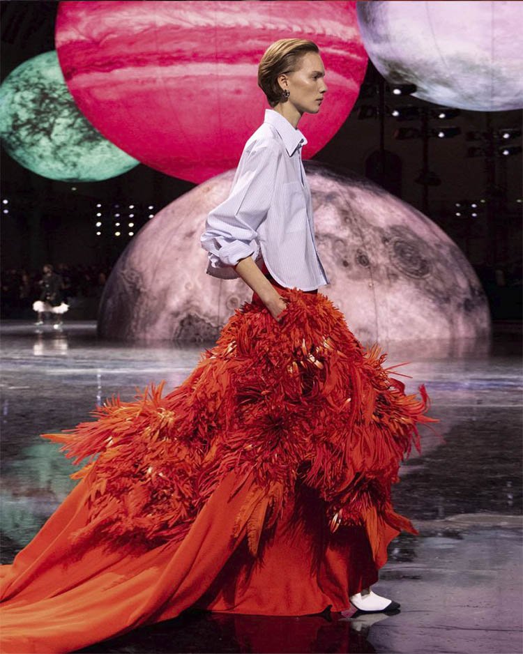 Chanel, красная длинная юбка с перьями и белой рубашкой