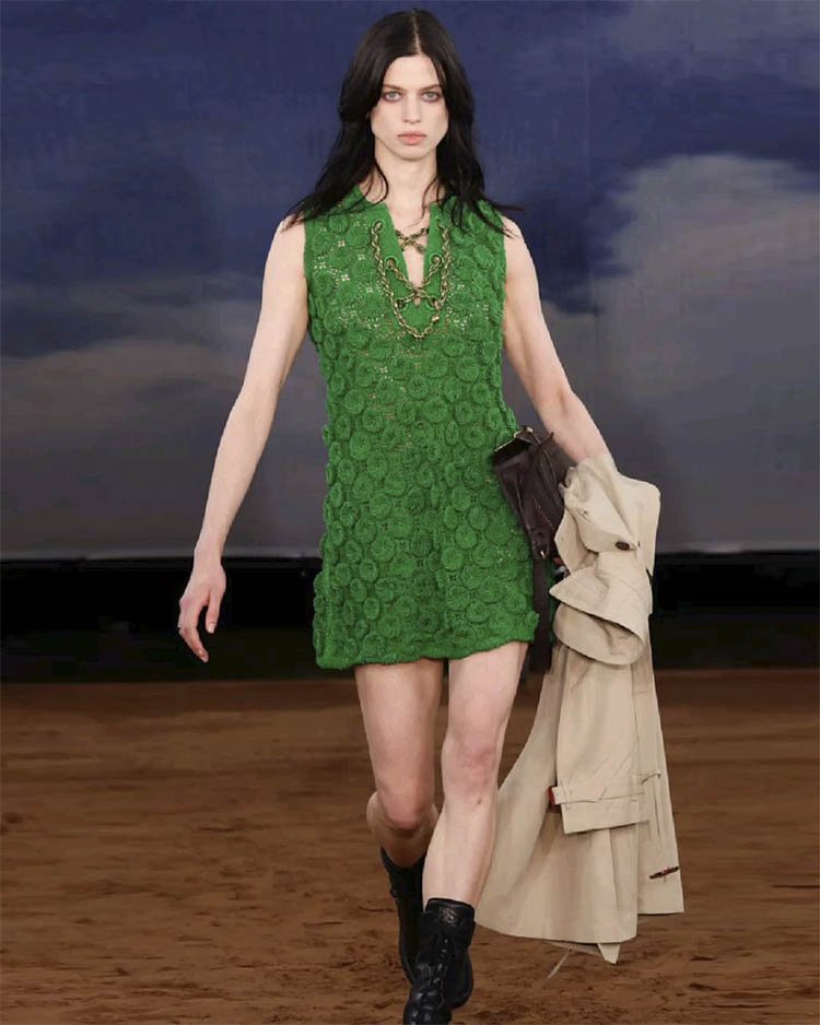 Burberry, мини платье зеленое из кружева