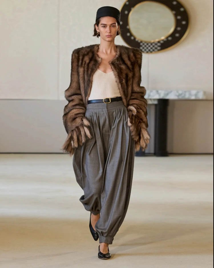 Altuzarra Весна-Лето 2026 Шляпа-таблетка