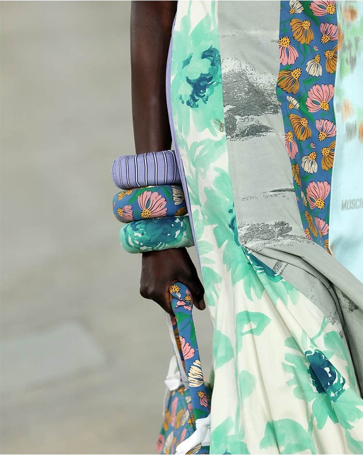 Moschino SS26, многослойные браслеты