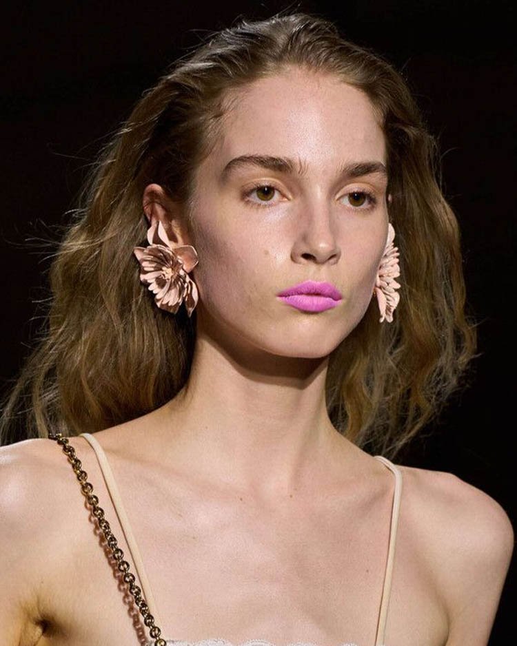 Chloé весна-лето 2026, крупные серьги-цветы