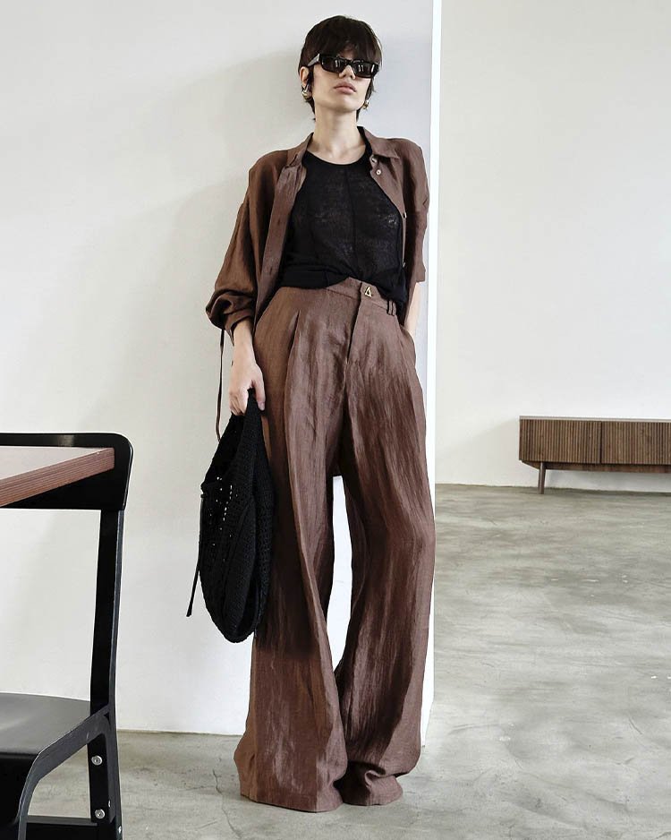 Льняной костюм с широкими брюками с высокой талией и заправленной блузкой