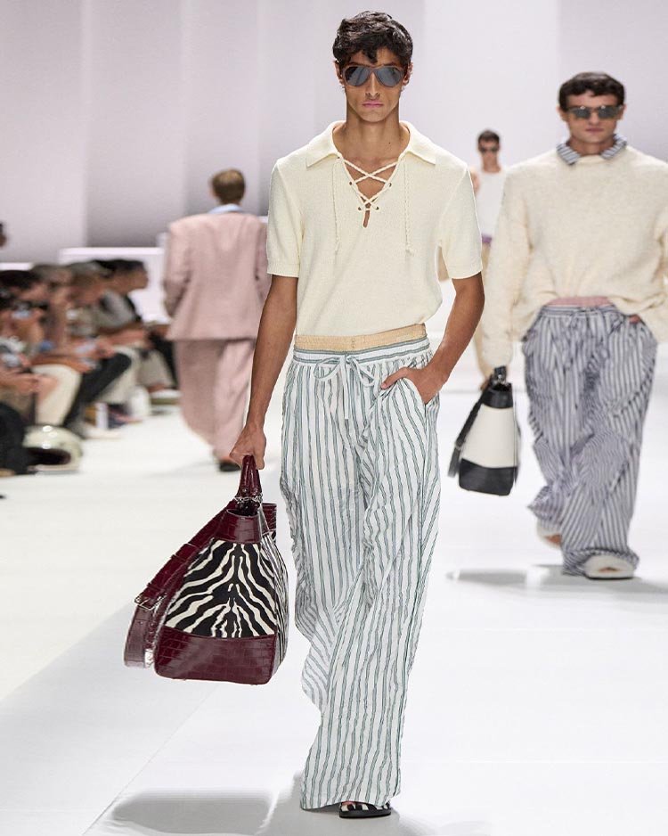 Dolce&Gabbana весна-лето 2026, легкие брюки в полоску поло на шуровке