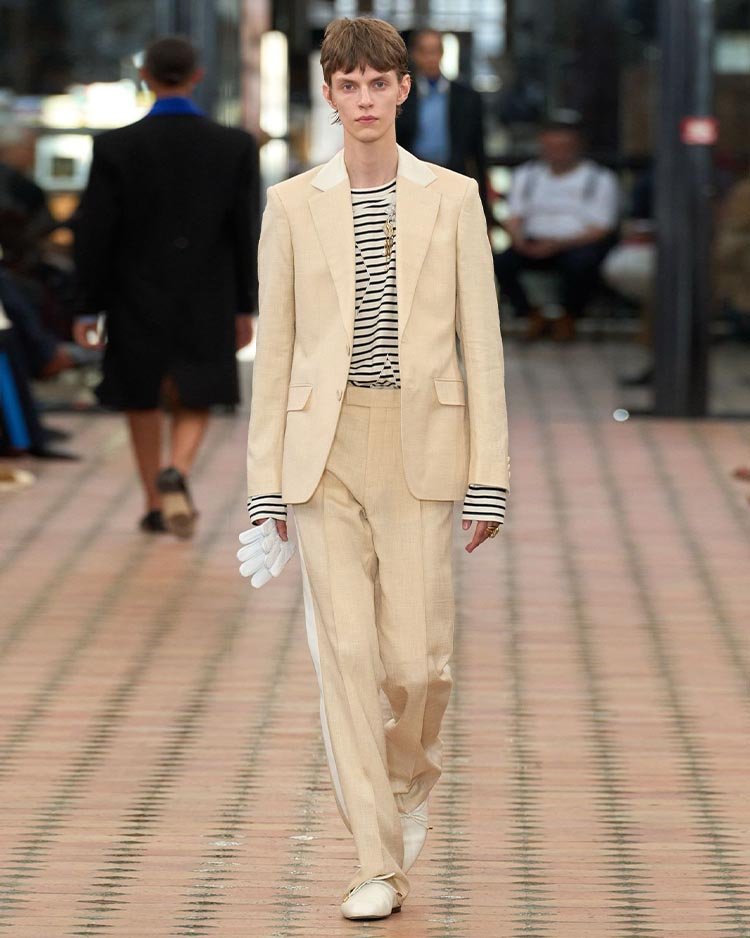Коллекция мужской одежды Wales Bonner весна 2026, расслабленный брючный костюм классический, песочный