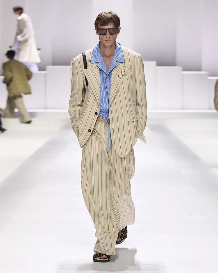 Dolce & Gabbana SS 2026, свободный бежевый брючный костюм в полоску, голубая рубашка в полоску