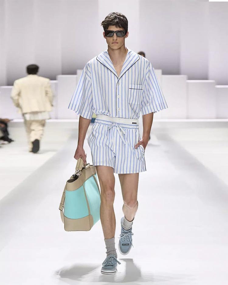 Dolce&Gabbana весна-лето 2026, костюм - шорты с рубашкой с коротким рукавом в полоску