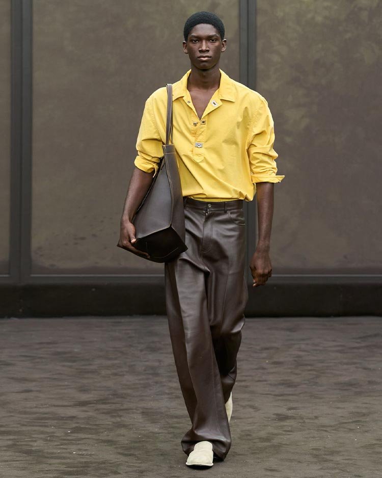 Ferragamo Spring 2026 Ready-to-Wear, желтая рубашка свободного кроя и кожаные брюки оверсайз