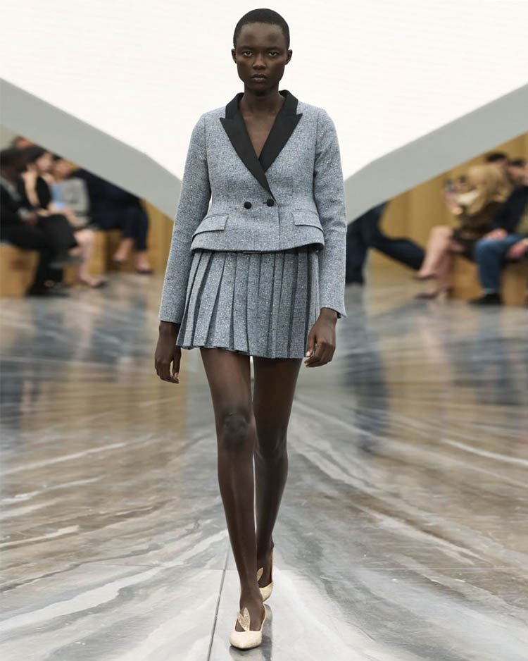 Dior SS26 укороченный жакет с короткой плиссированной юбкой