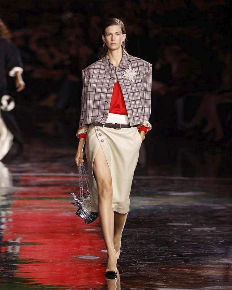 Chanel SS26 укороченный жакет с юбкой миди с разрезом