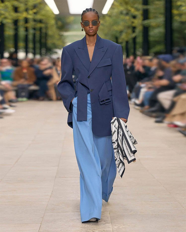 Коллекция Celine весна 2026 Ready-to-Wear, удлиненный пиджак с архитектурными плечами и поясом