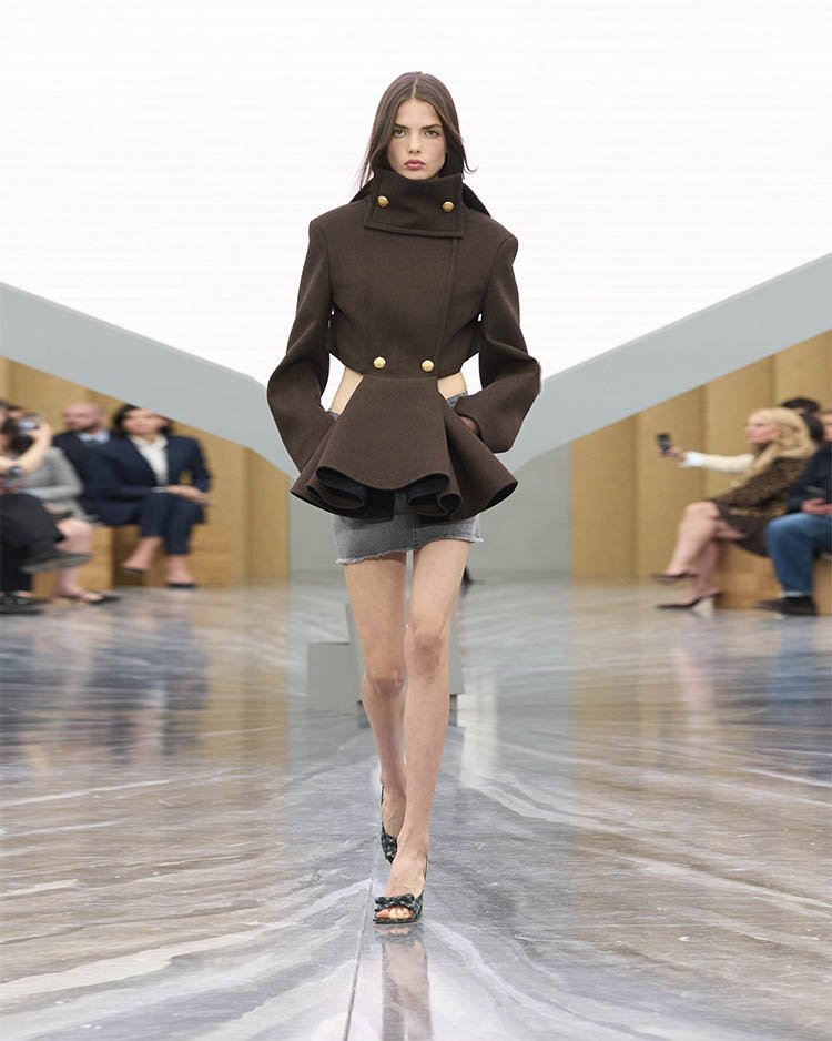 Dior Spring Summer 2026, асимметричный пиджак с разрезами