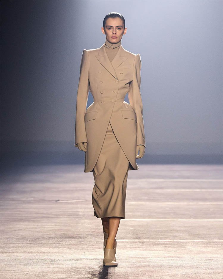 Mugler весна 2026 Ready-to-Wear, удлиненный приталенный пиджак