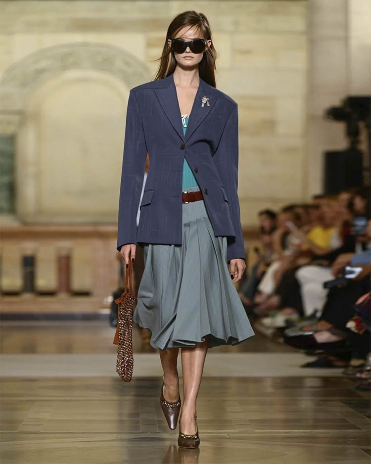 Tory Burch весна-лето 2026, приталенный темно синий пиджак