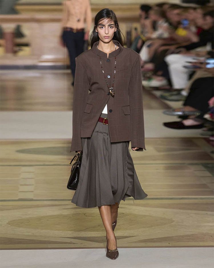 Tory Burch SS 2026, пристенный коричневый жакет