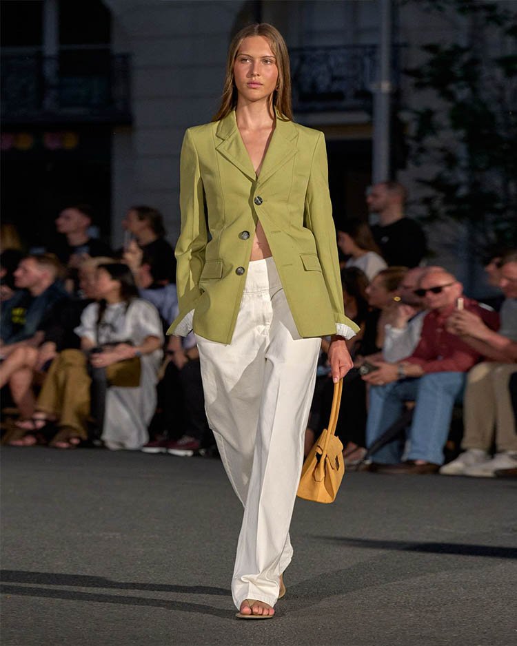 Коллекция женской одежды Ami весна 2026, зеленый оливковый пиджак