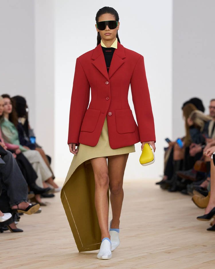  Loewe Spring 2026, красный приталенный пиджак