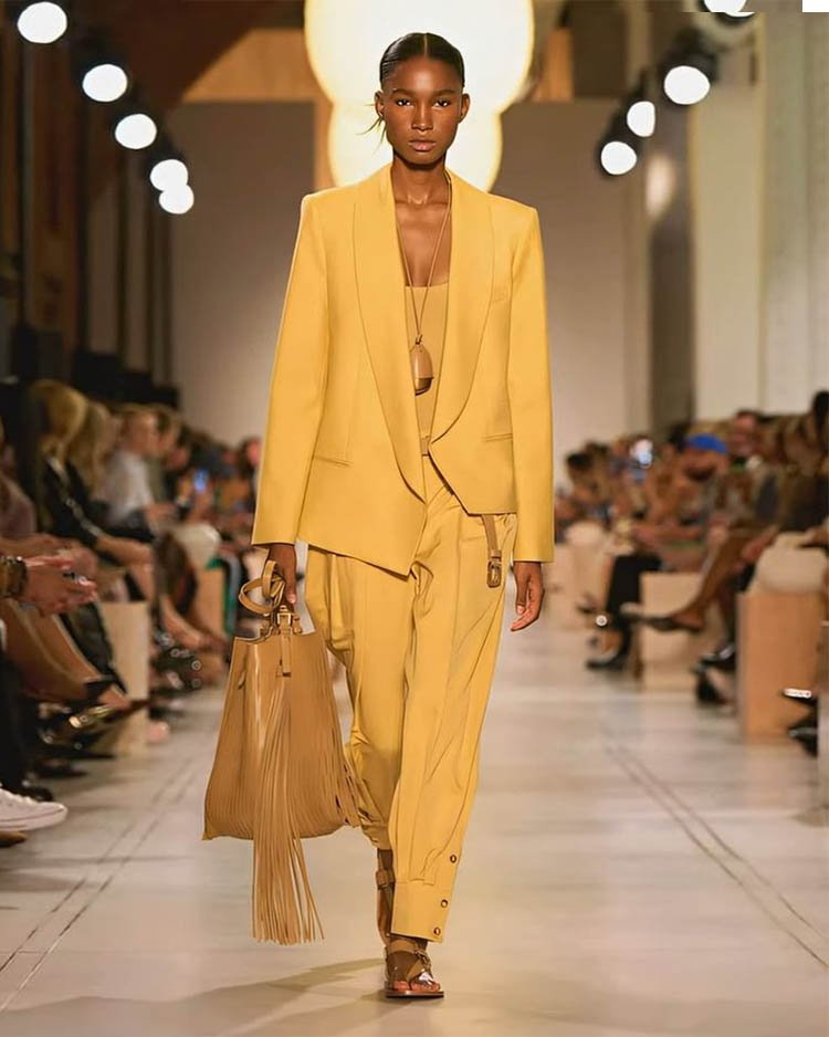 Michael Kors SS 2026, костюм с пиджаком в желтом оттенке