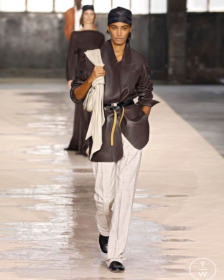 Модный кожаный пиджак 2026