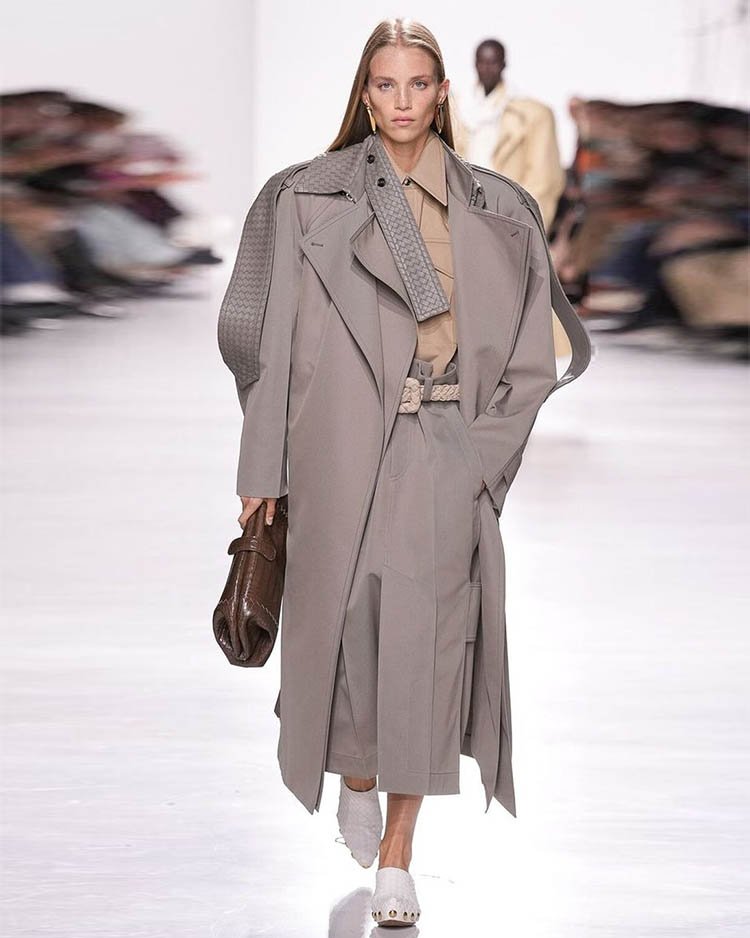Bottega Veneta весна 2026: плащ - архитектурный стиль с широкими плечами