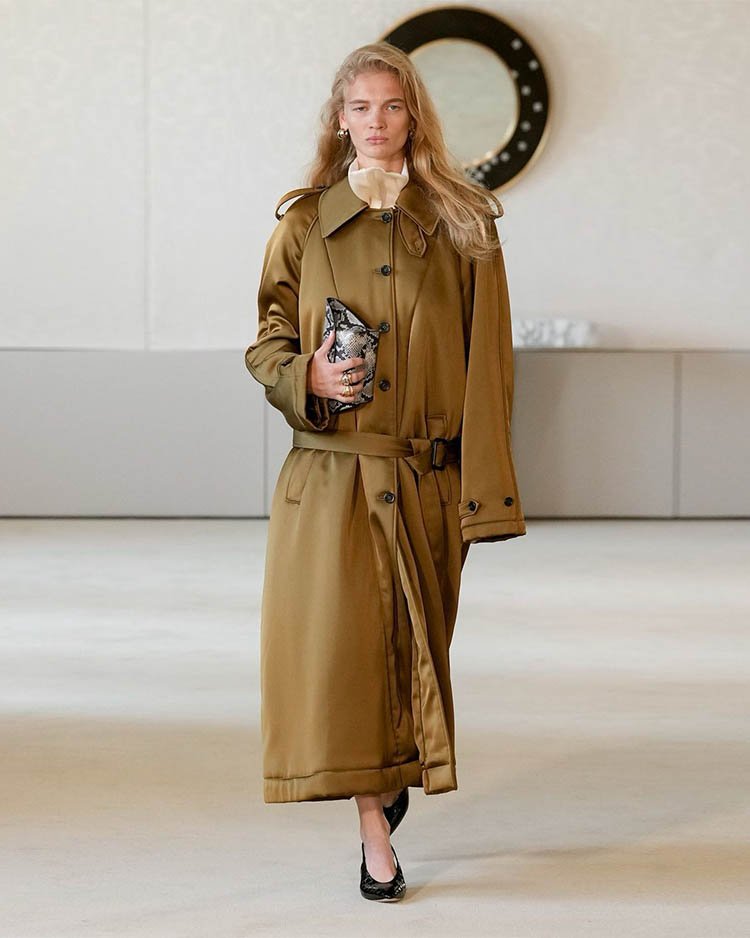 Коллекция Altuzarra весна 2026, плащ с заниженной талией