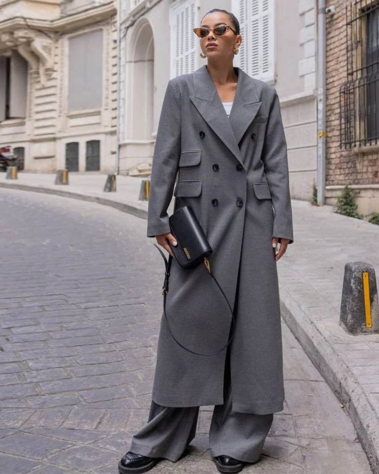 Актуальный классический двубортный плащ