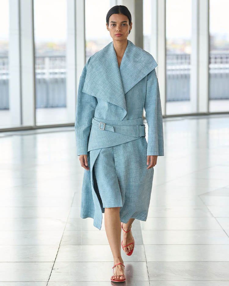 Коллекция Tove весна 2026, асимметричный голубой плащ с оригинальным поясом