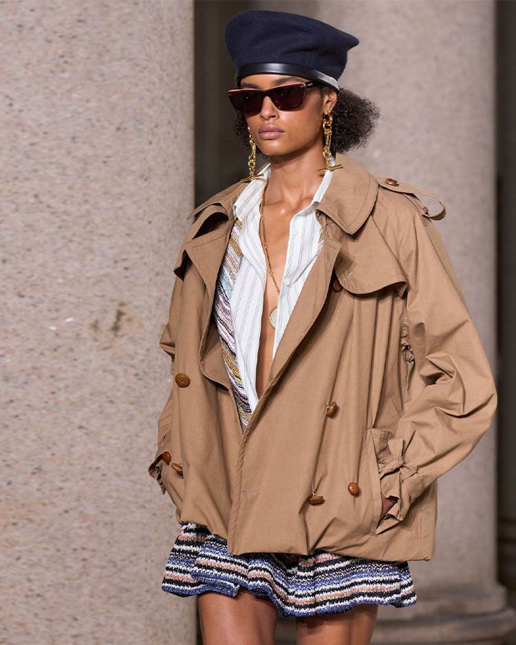 Весна 2026 года от Missoni, теплый бежевый короткий плащ