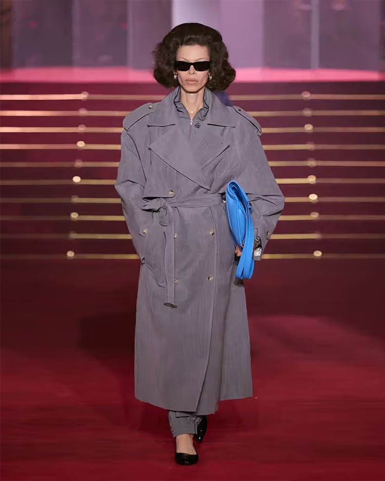 Willy Chavarria SS26, длинный плащ холодного серого оттенка