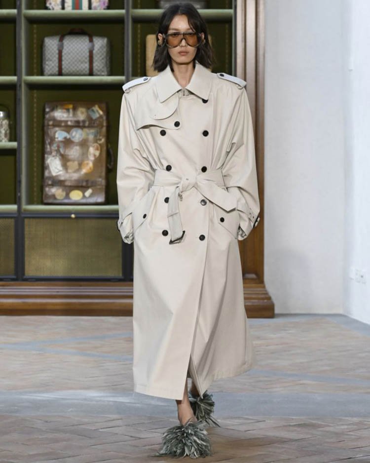 Gucci Cruise 2026, длинный двубортный плащ молочного оттенка
