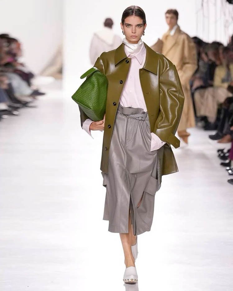 Bottega Veneta Spring 2026, плащ зеленый