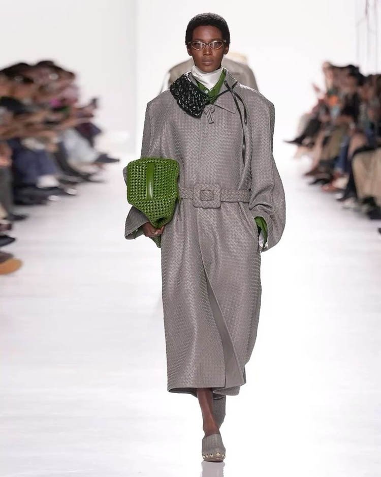 Bottega Veneta Spring 2026, серый плащ из кожи