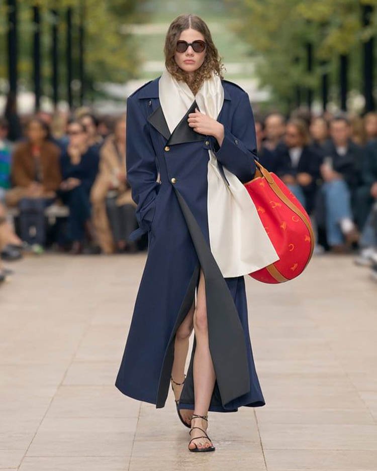 CELINE 2026, плащ из мембранной ткани