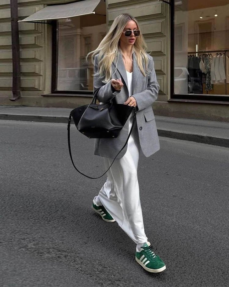 Стиль кэжуал - платье макси с пиджаком и яркими кроссовками