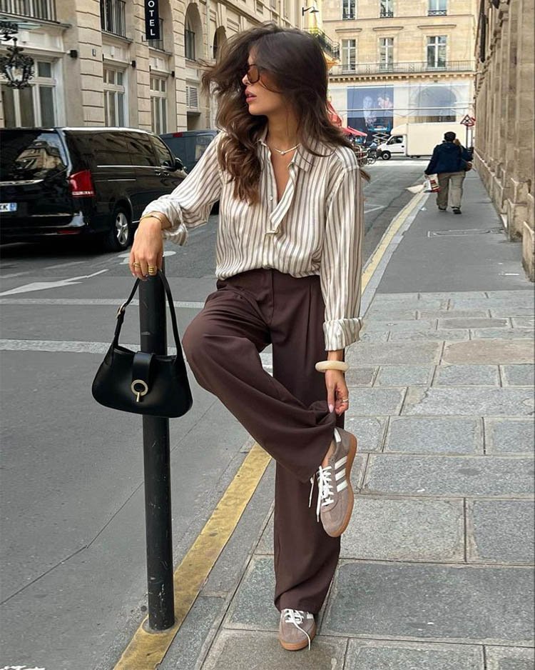 Образ в стиле кэжуал - прямые свободные брюки, свободная рубашка в тонкую полоску, кроссовки