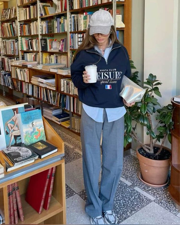 Образ в стиле кэжуал - широкие брюки, рубашка с джемпером, кроссовки и бейсболка