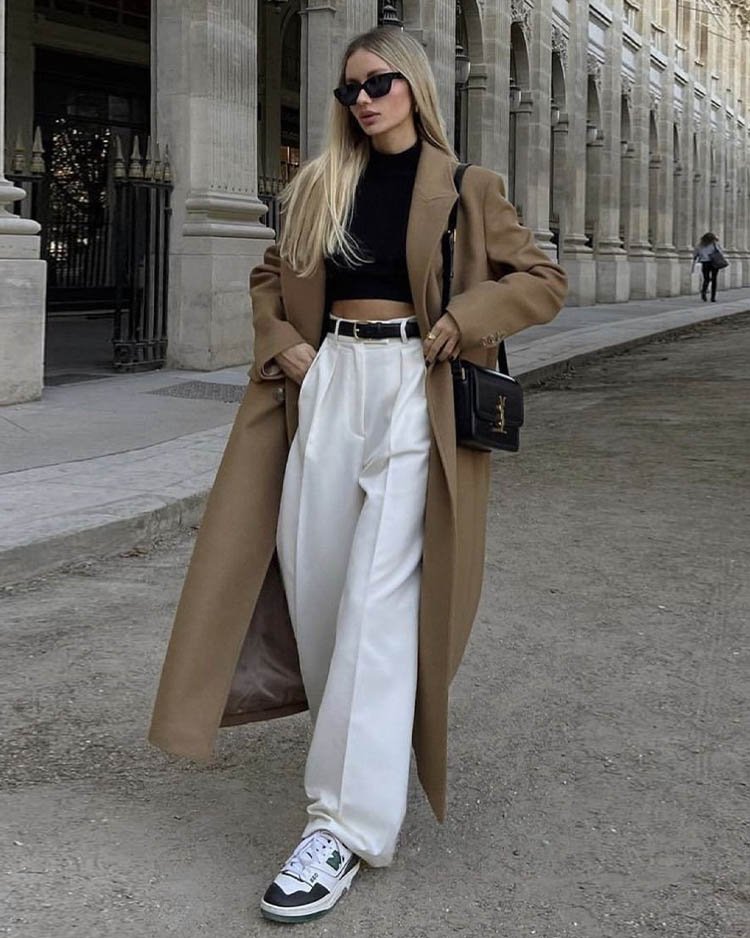 Образ для свидания в стиле кэжуал - прямые широкие белые брюки, топ, кроссовки, длинный коричневый плащ