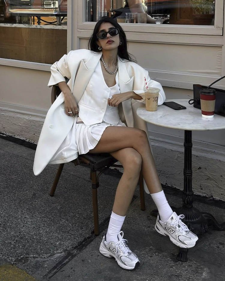 образ для свидания в стиле кэжуал, с короткой юбкой пиджаком и кроссовками