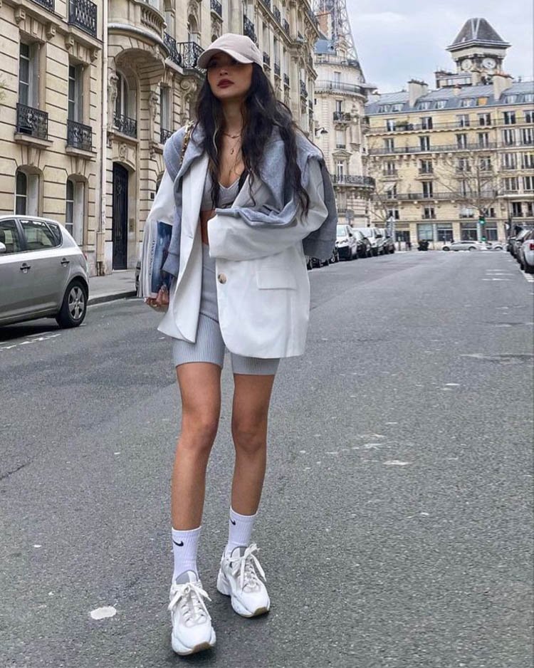 Образ в стиле кэжуал для путешествий с велосипедками, жакетом, кроссовками и бейсболкой