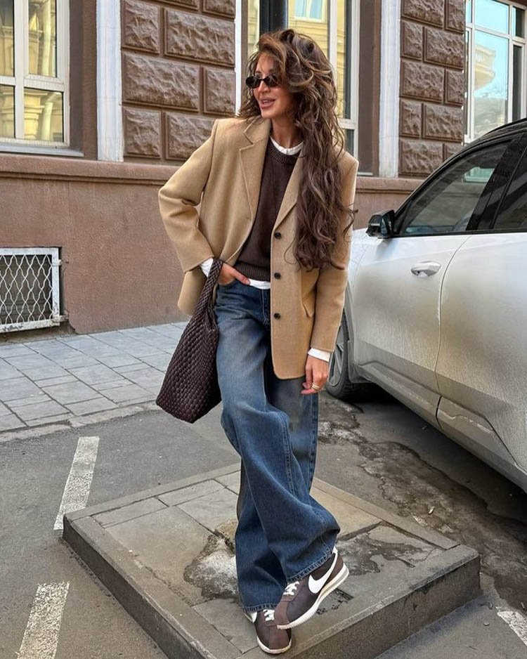 Базовый образ в стиле кэжуал - джинсы, пуловер, футболка, кеды, пиджак