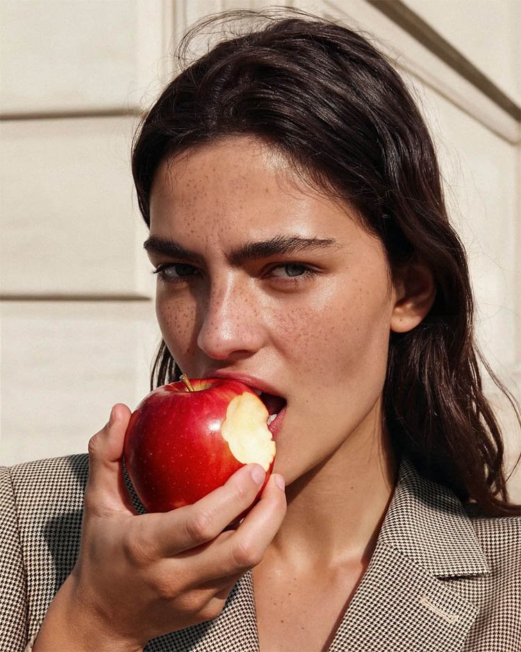 Авитаминоз, девушка ест яблоко