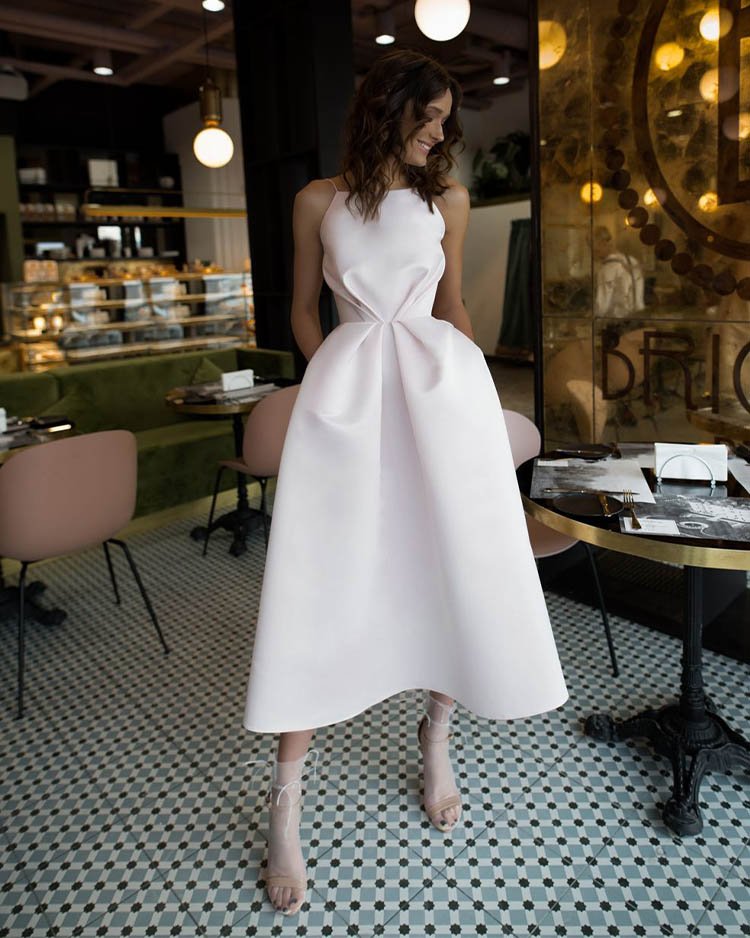 Белое минималистичное платье миди А-силуэта