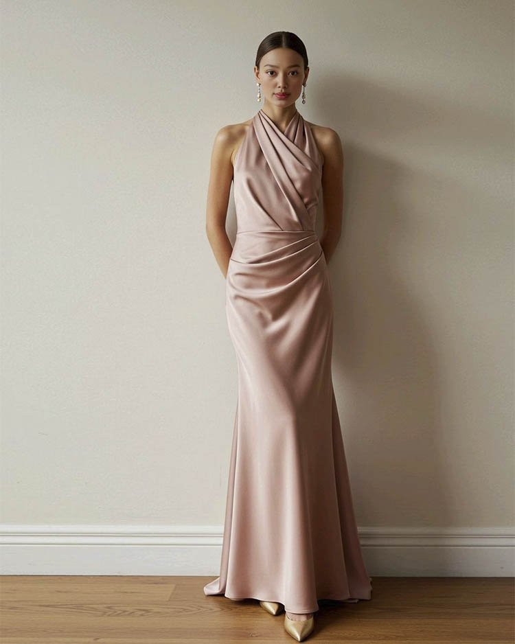 Пудровое длинное платье в бельевом стиле