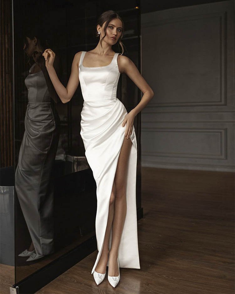 Светлое длинное платье с разрезом, праздничное