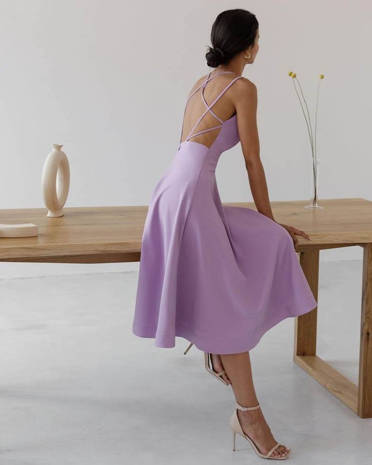 Сиреневое платье с открытой спиной на бретелях