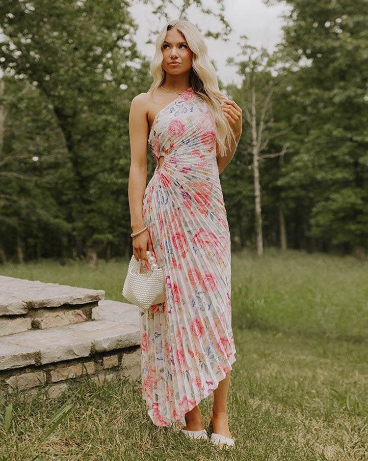 Нежное платье в пастельных оттенках с цветочным принтом и плиссировкой